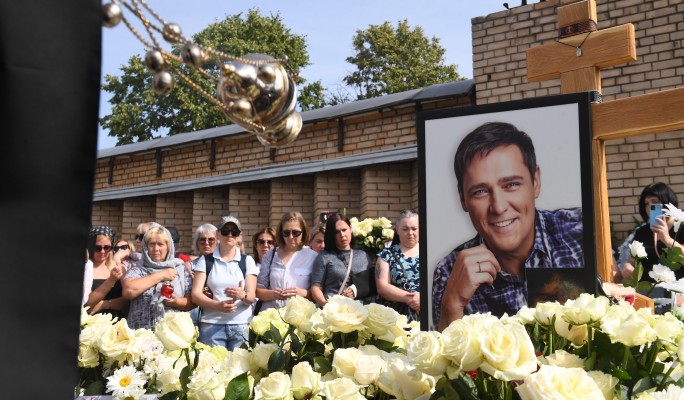 "Не осталось ничего человеческого": народ призвали прекратить безумства у могилы Шатунова 