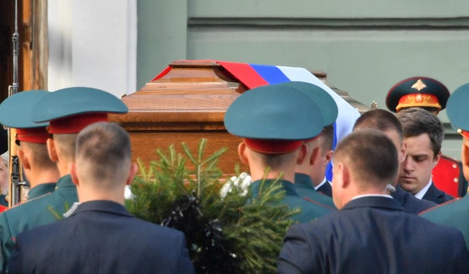 В гробу видала: как Пугачева выбирает покойников для посещения похорон