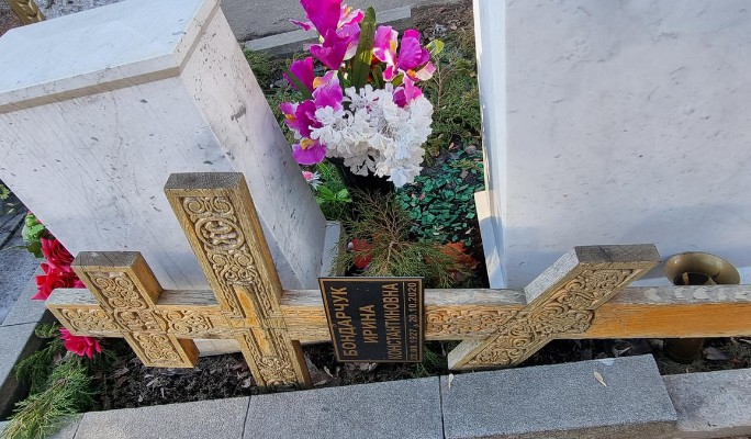 Поваленный крест на могиле Бондарчук напугал пришедших на Новодевичье кладбище 
